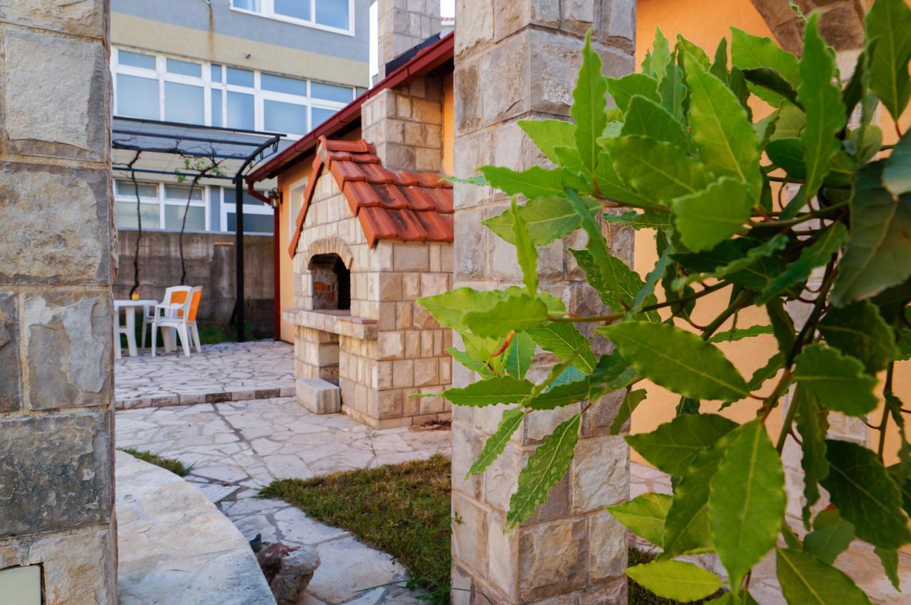 Apart Hotel Apple Cat Montenegro Ko Биела Екстериор снимка